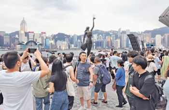 暑期旅遊高峰過後，9月份訪港內地客料出現季節性回落，而在9月的調整期後，隨着天氣好轉及迎來國慶黃金周，港旅業有望迎來新增長。（資料圖片）