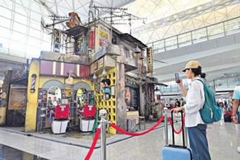  港產片《九龍城寨之圍城》的1比1電影場景，不僅重現1980年代香港的獨特魅力，也吸引了大量遊客參觀。（資料圖片）