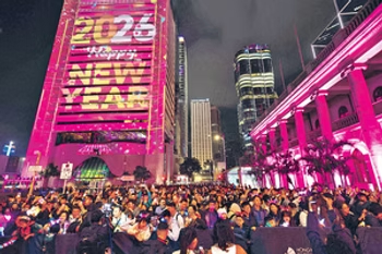 去年12月31日至今年1月4日的元旦旅遊黃金檔期，整體訪港旅客達到約95萬人次，較去年同期大幅上升約40％。（法新社資料圖片）