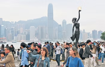 內地春節黃金周期間，入境處錄得約143.6萬旅客人次訪港，當中125.5萬為內地旅客，佔比達87.4%。（資料圖片）