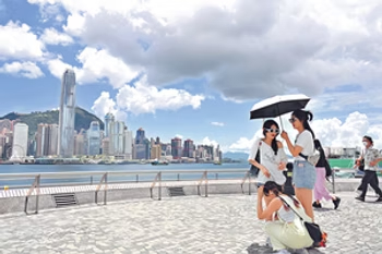 在熱門旅遊的戶外空曠熱點或場景，可設置降溫冷卻站、遮陽步行道和綠色公園等，建構健康安全、適宜遊覽的旅遊環境。（資料圖片）