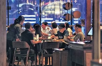  數據分析結果，可能代表「夜繽紛」並非推進香港旅遊業「最具潛力的項目」，這樣，政府便可能更要需思考如何改善地標景點的大型活動，以能夠推動旅遊業進一步發展。（資料圖片）